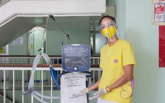 Hoa hậu H’Hen Niê trao máy thở và vật tư y tế cứu trợ bệnh nhân Covid-19
