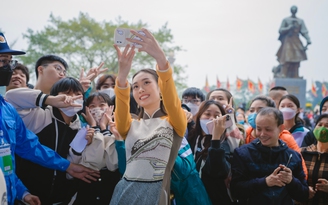 Hoa hậu Ban Mai duyên dáng với áo dài 'ngàn hoa' của Võ Việt Chung