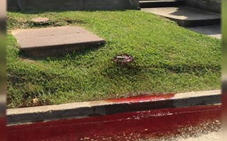Rợn người với đường phố nhuốm máu chảy từ nhà tang lễ