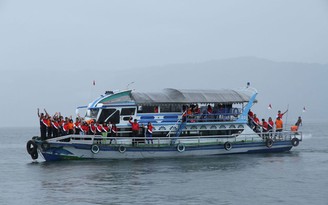 Tàu chở ít nhất 80 người chìm ở Indonesia