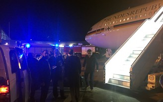 Máy bay chở Thủ tướng Đức Merkel hạ cánh khẩn