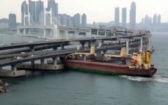 Tàu Nga đâm vào cầu ở Hàn Quốc