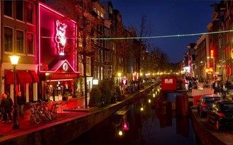Amsterdam cấm khách đoàn tham quan phố đèn đỏ