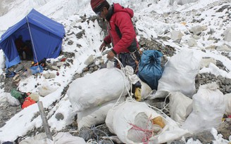 Thu gom rác, phát hiện 4 thi thể trên 'nóc nhà thế giới' Everest