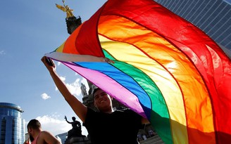 Buộc trường công dạy lịch sử LGBT