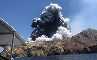 New Zealand lên kế hoạch đưa nạn nhân của núi lửa phun trào rời White Island