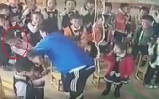 Thầy giáo ép 30 học sinh tự tát vào mặt