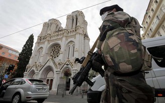 Pháp triển khai 7.000 lính bảo vệ trường học, nhà thờ sau vụ tấn công bằng dao