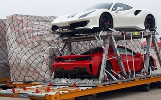 Cặp đôi siêu xe Ferrari 488 Pista bất ngờ 'bay' về Việt Nam