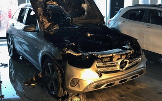 Mercedes-Benz GLC bốc cháy trong đại lý, chưa rõ nguyên nhân