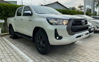 Giá 674 triệu đồng, Toyota Hilux 2020 số tự động 1 cầu trang bị gì?