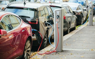 Giá bán ô tô điện khó giảm trong tương lai gần