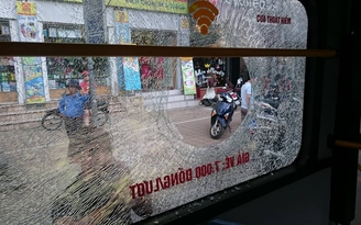 Nam thanh niên ném gạch vỡ kính xe buýt ở Hà Nội, 1 người bị thương