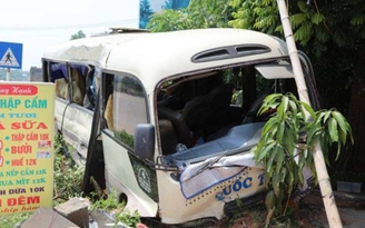 Xe tải va chạm xe khách, 21 công nhân bị thương