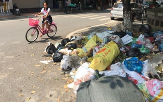 Dân chặn xe môi trường, cả thị xã Sơn Tây ngập rác