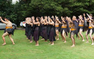 Thổ dân Maori trình diễn múa dao truyền thống đón Thủ tướng Nguyễn Xuân Phúc