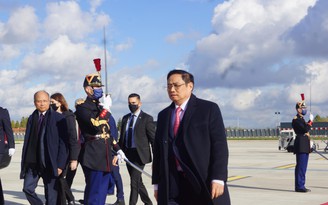Thủ tướng đến Paris, bắt đầu thăm chính thức Cộng hoà Pháp