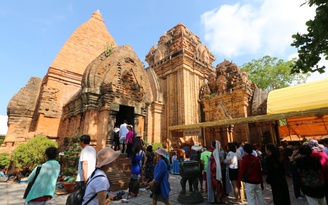 Lễ hội Tháp Bà Ponagar Nha Trang đón hơn 100.000 khách hành hương