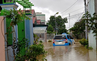 Sáng 30.11, nhiều vùng ngoại ô Nha Trang ngập nặng