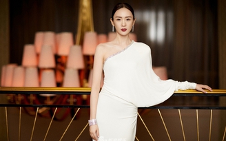 Mỹ nhân phim ” Ba mươi chưa phải là hết” khoe vẻ quyến rũ với váy trắng lệch vai