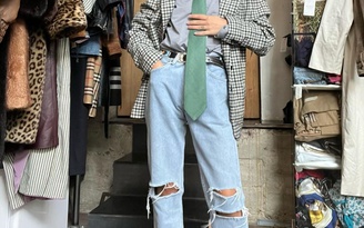 Mom jeans và giày loafer tạo nên nét thanh lịch cho những quý cô hoài cổ