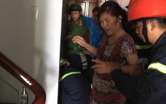 TP.HCM: Cảnh sát PCCC phá cửa, cứu hai bà cháu mắc kẹt trong thang máy