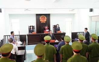 Bị cáo Nguyễn Hữu Linh được che chắn kín đáo trong phiên tòa xét xử lần 2