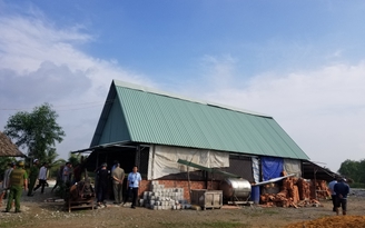 Cưỡng chế công trình xây dựng trái phép lấn chiếm sông Tắc