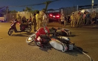 Ô tô 7 chỗ tông nhiều xe máy đang dừng chờ đèn đỏ, 5 người bị thương