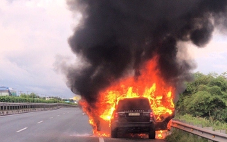 Ô tô cháy rụi trên cao tốc TP.HCM - Long Thành - Dầu Giây, 5 người thoát chết