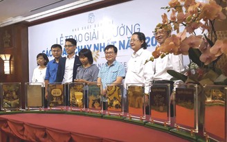 Nhà văn Nguyễn Nhật Ánh nhận “mưa giải thưởng” sách bán chạy nhất