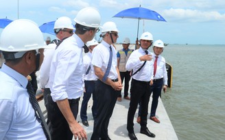 Đại sứ Pháp Nicolas Warnery 'mục sở thị' công trình cảng nước sâu 520 triệu USD