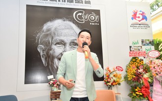 Nguyễn Phi Hùng cảm động hát 'Xin yêu' ngay triển lãm ảnh 'Cười' của Trần Thế Phong