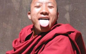 Kiểu chào hỏi… lè lưỡi Tây Tạng và một số phong tục độc đáo ở châu Á