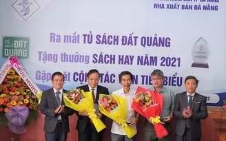 Trao 'Tặng thưởng Sách Hay' của NXB Đà Nẵng và ra mắt Tủ sách Đất Quảng