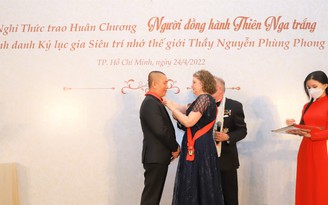Siêu trí nhớ thế giới Nguyễn Phùng Phong nhận huân chương ‘Người đồng hành thiên nga trắng’