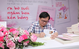 Nhà văn Nguyễn Nhật Ánh tặng chữ ký độc giả tại Hội sách Thiếu nhi TP.HCM