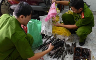 Đột kích điểm mua bán súng hơi trái phép giữa Sài Gòn