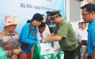 Đoàn Thanh niên Bộ Công an trao quà tết cho người nghèo biên giới