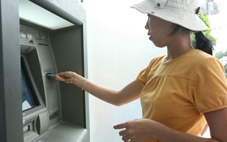 Ngân hàng thu lợi 'khủng' từ phí dùng thẻ