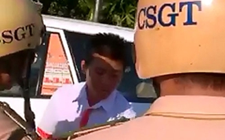 Làm rõ thông tin CSGT giật điện thoại tài xế taxi