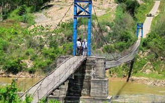Cầu treo Kon Nu bị đứt cáp đã được khắc phục nhưng hạn chế đi lại