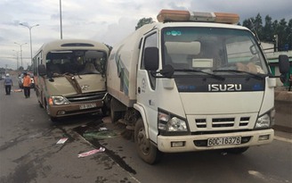 Xe khách tông đuôi xe hút bụi, hàng chục hành khách 'hú vía'