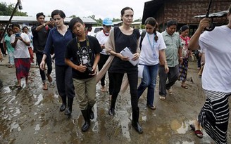 Angelina Jolie đưa Pax Thiên đến thăm nạn nhân xâm hại tình dục Myanmar