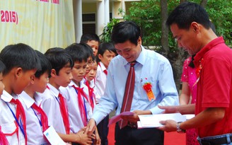 Trao học bổng Nguyễn Thái Bình - Báo Thanh Niên cho học sinh nghèo Quảng Trị