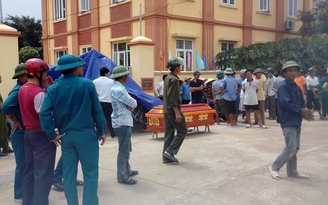 Mang thi thể nạn nhân tai nạn giao thông đến trụ sở UBND xã