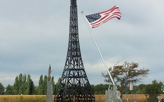 Xây tháp Eiffel tặng vợ mắc bệnh ung thư
