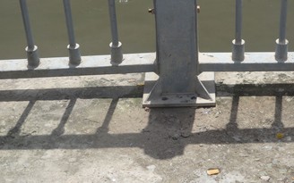 Lan can kênh Nhiêu Lộc - Thị Nghè bị tháo trộm ốc, vít