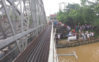 Nghi ngáo đá, trèo lên cầu la hét rồi rơi vào đầu xe lửa tử vong
