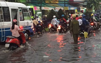 Sau Đà Nẵng, dân Cần Thơ lội nước về nhà sau trận mưa lớn